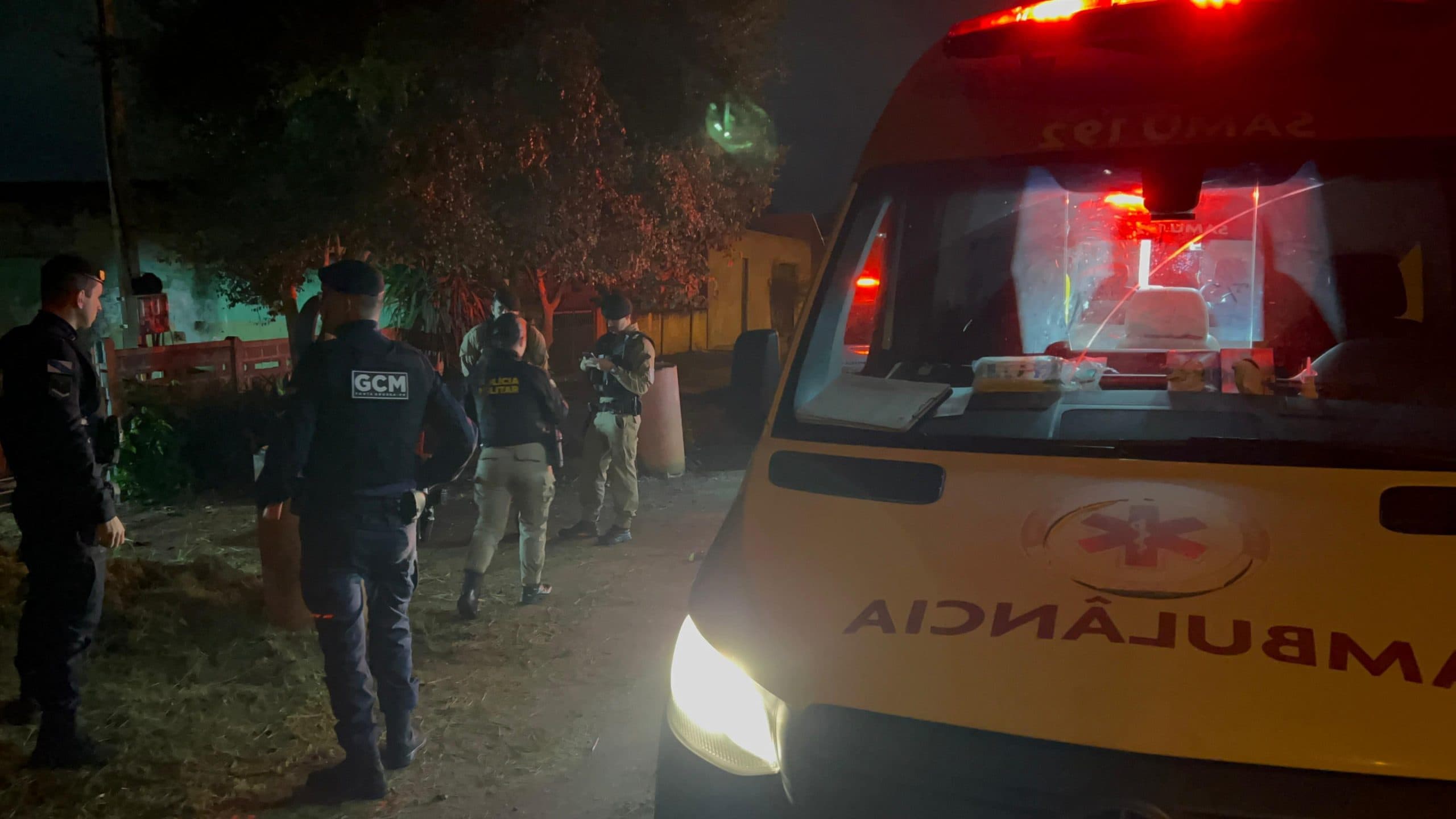 Homem é baleado pela PM após tentar esfaquear a própria mãe e avançar contra equipe no Jardim Paraíso