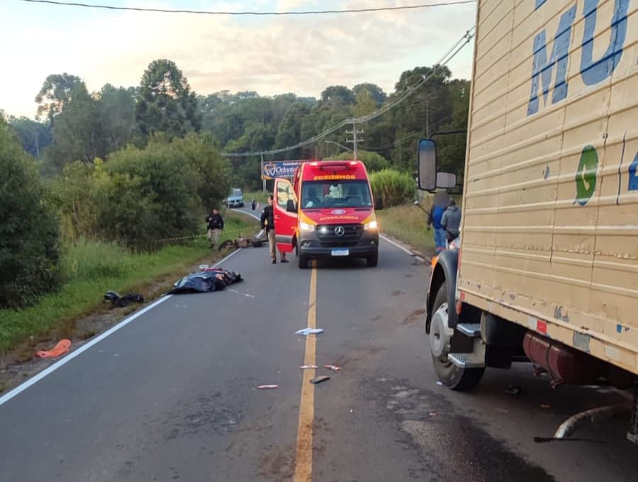 Motociclista morre ao colidir na traseira de caminhão em estrada de Prudentópolis