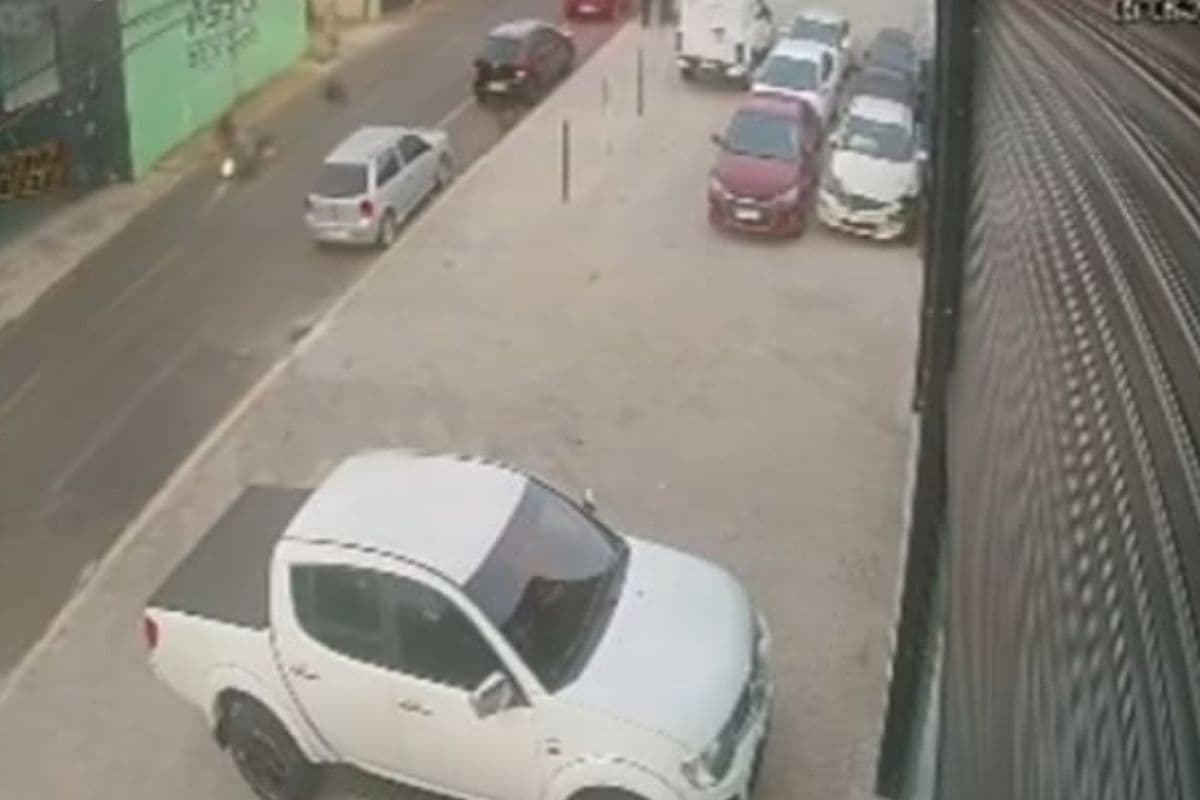 Vídeo mostra momento em que idoso é atingido por moto em Ponta Grossa