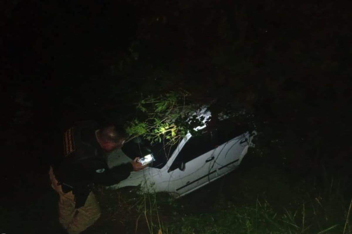 Carro sai da pista e cai em ribanceira na PRC-466 em Pitanga; três ficam feridos