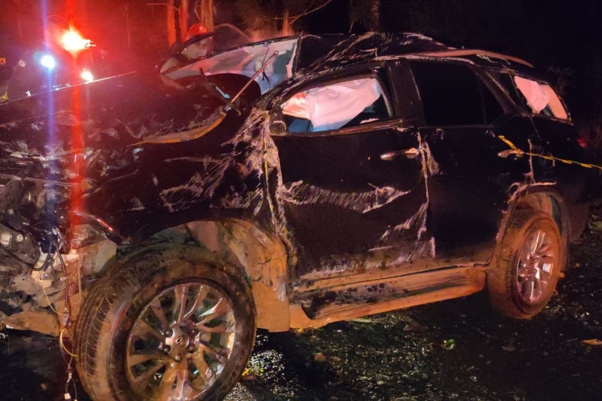Motorista morre ejetado após Hilux sair da pista e capotar na PR-364 em Inácio Martins