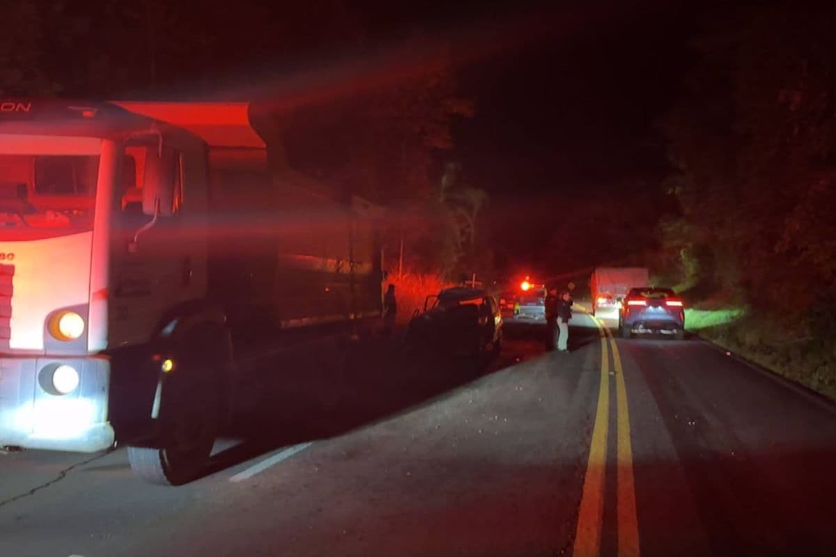 Motorista morre após colisão traseira entre carro e caminhão em rodovia do Paraná