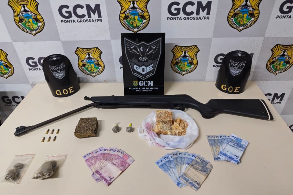 GOE flagra homem armado e acaba com ponto tráfico na Ronda
