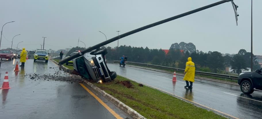 Caminhonete recém-retirada de concessionária bate em poste e tomba na Visconde de Taunay em PG