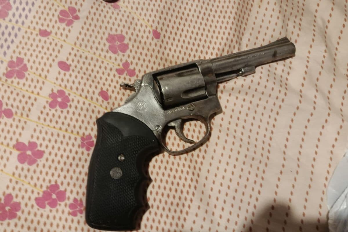 "Achei na pescaria": Investigado por venda de armas é preso com revólver raspado na Vila Estrela