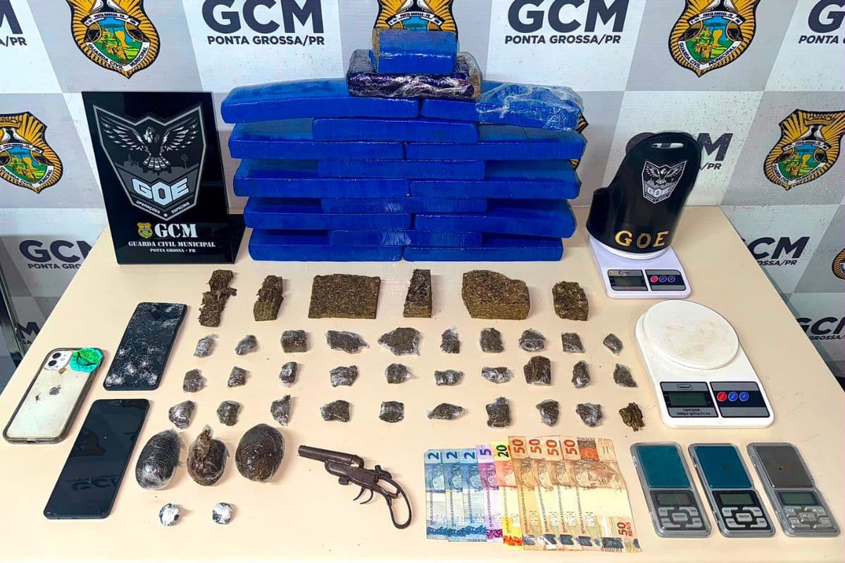 GOE encontra 10kg de drogas e arma com adolescente em PG