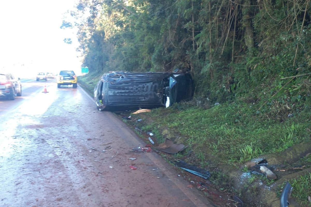 Mulher fica ferida após capotamento na PRC-466 em Turvo