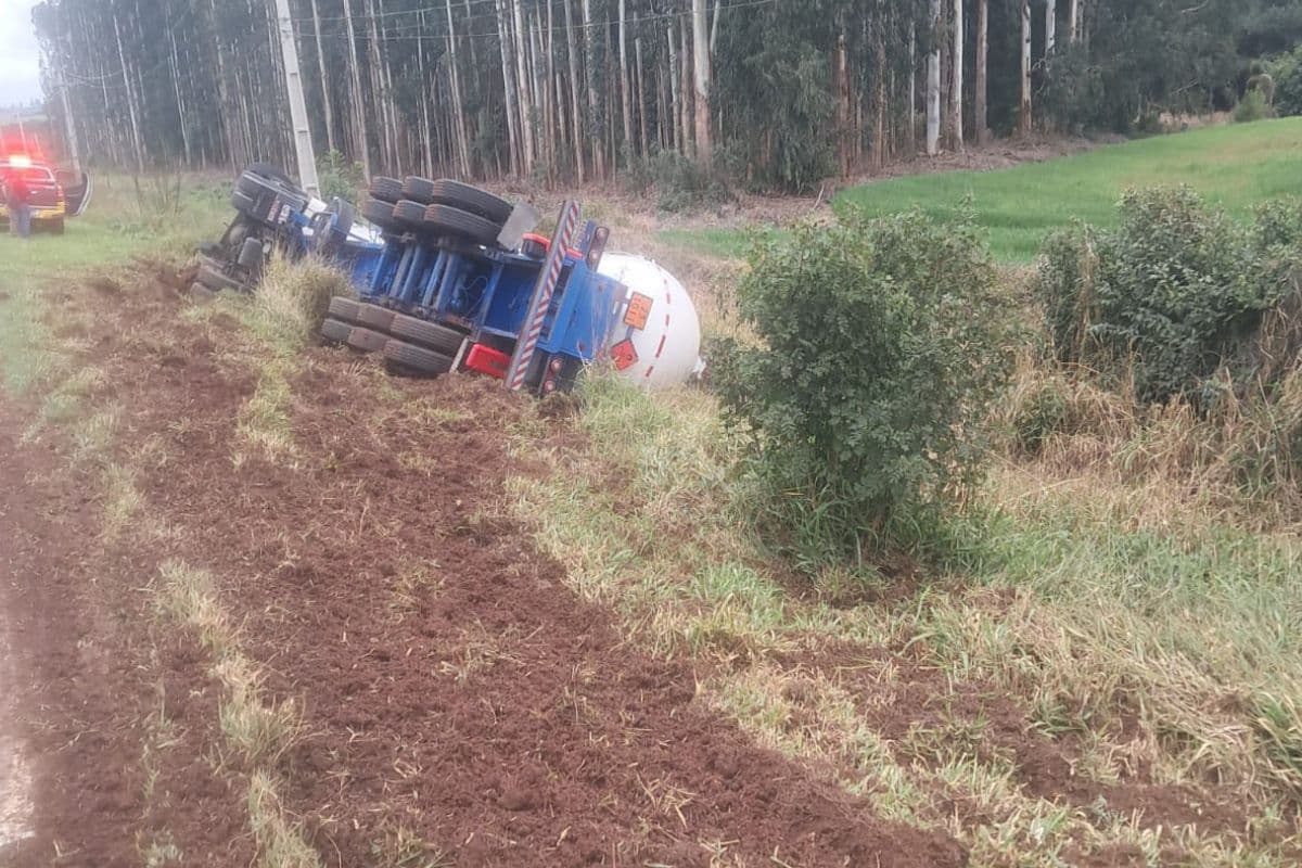 Caminhão com gás butano tomba na PR-438, em Ponta Grossa