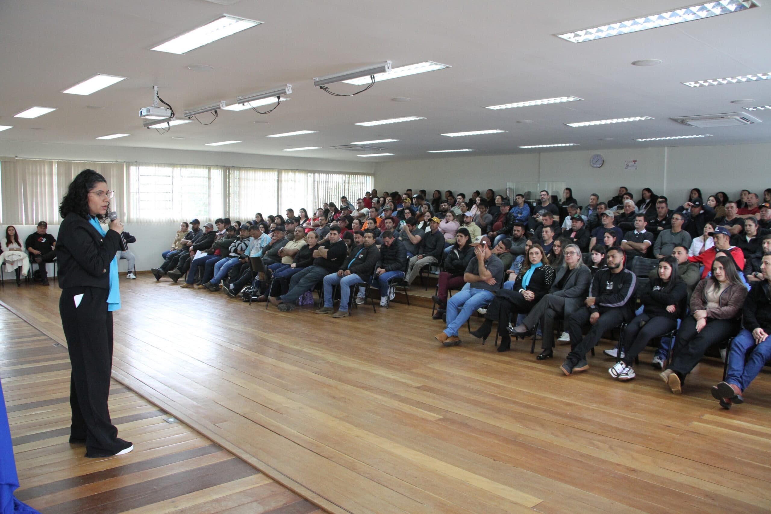 Educação de Castro capacita motoristas e monitores do transporte escolar