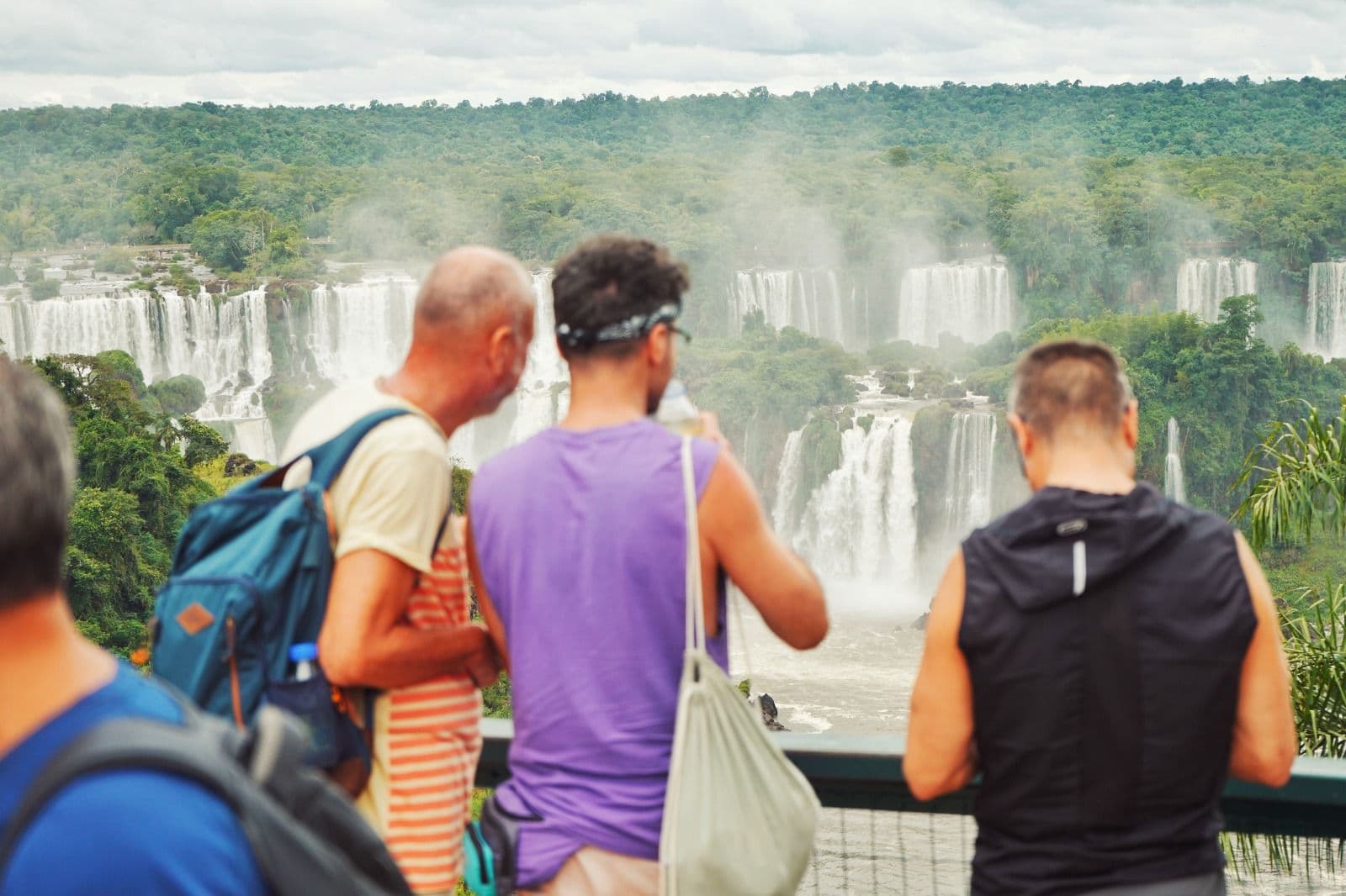 Foz do Iguaçu promove atrativos e potencial para o público LGBTQIA+ em feira nacional