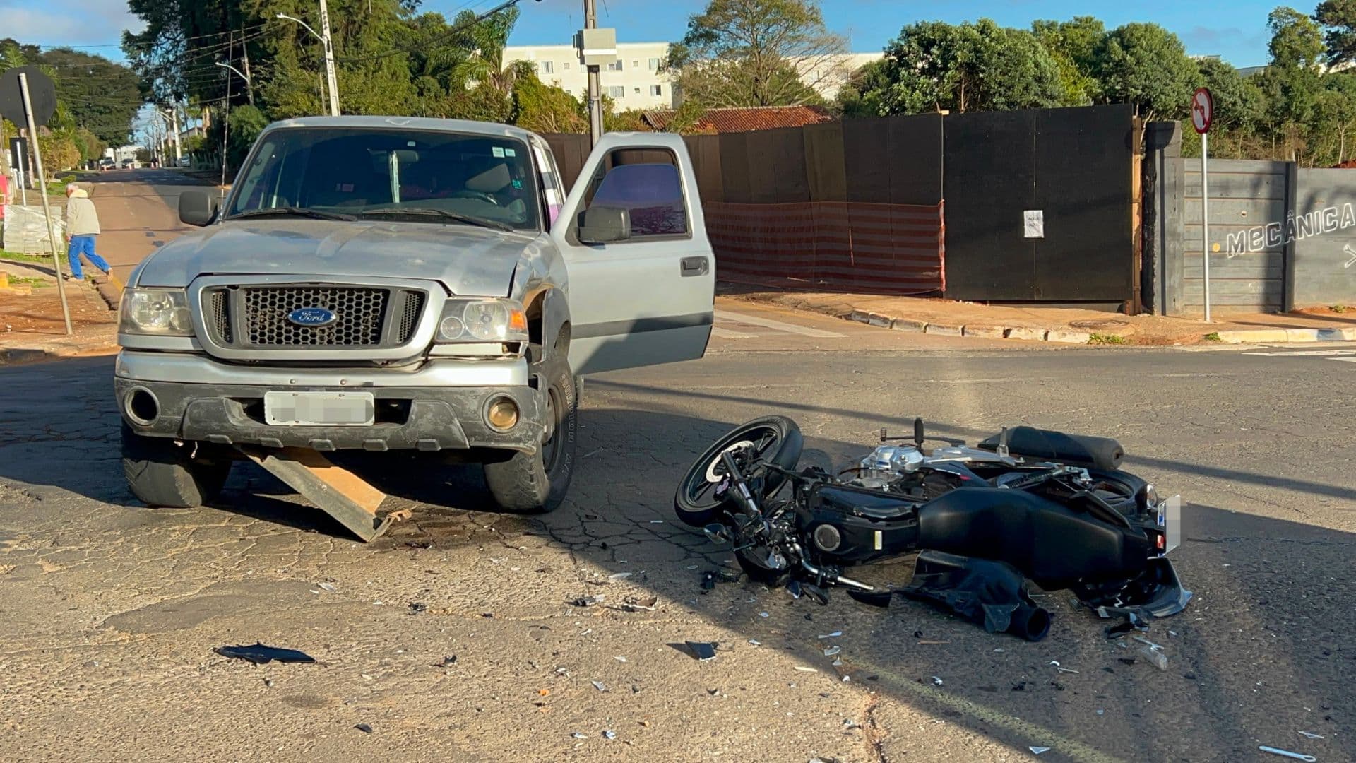 Colisão deixa motociclista gravemente ferido em Ponta Grossa