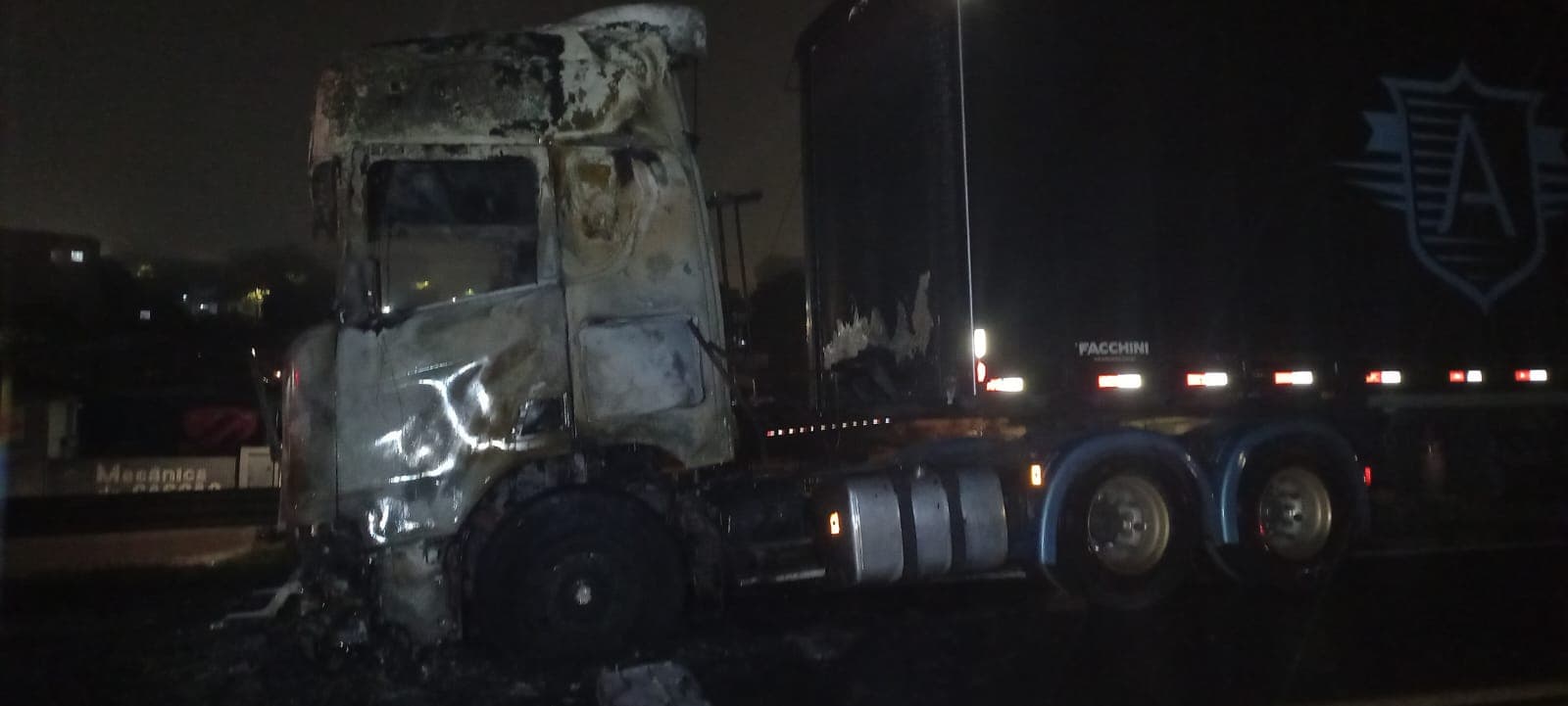 Caminhão pega fogo após falha mecânica e fica destruído em rodovia de Arapoti