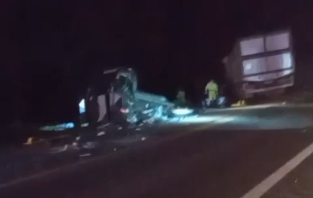 Colisão frontal entre caminhão e micro-ônibus deixa 21 mortos na BR-373