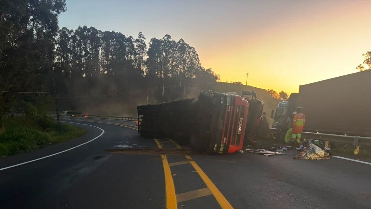 Caminhão tomba na BR-376 em Ortigueira e motorista fica ferido
