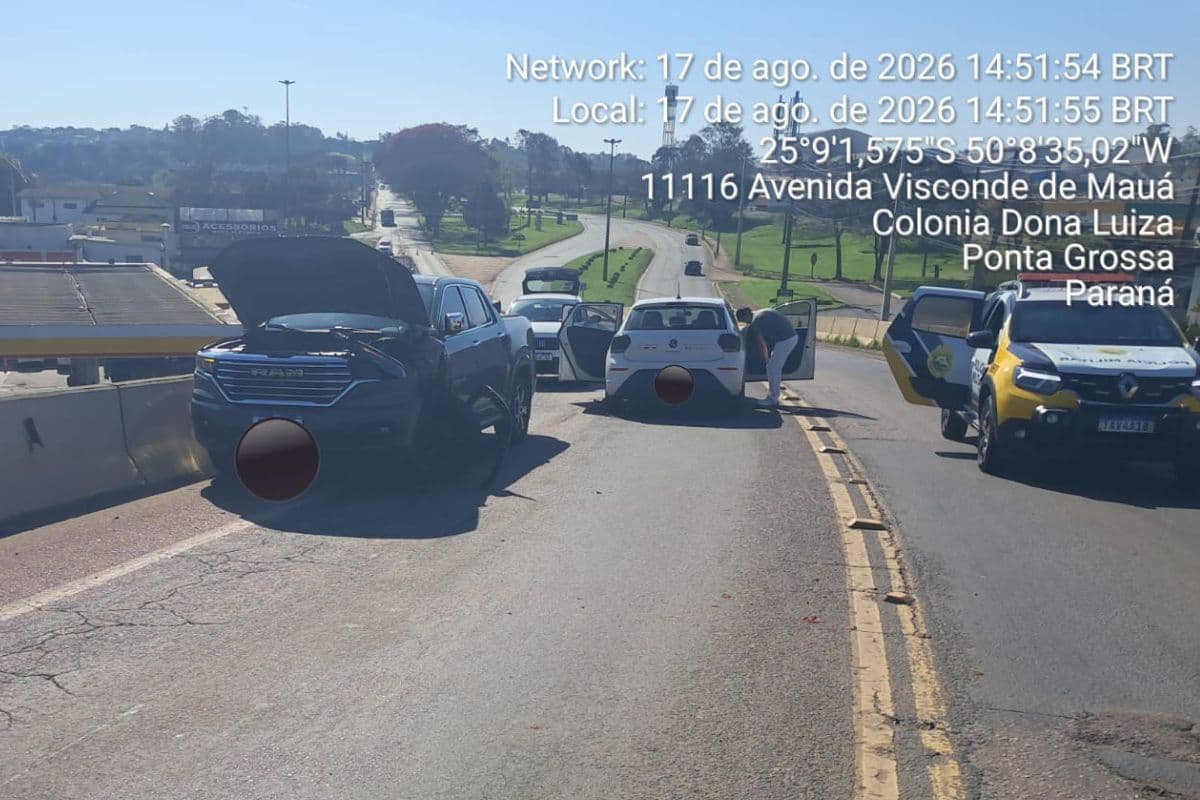 Batida de frente entre dois carros mobiliza polícia na PR-151 em Ponta Grossa