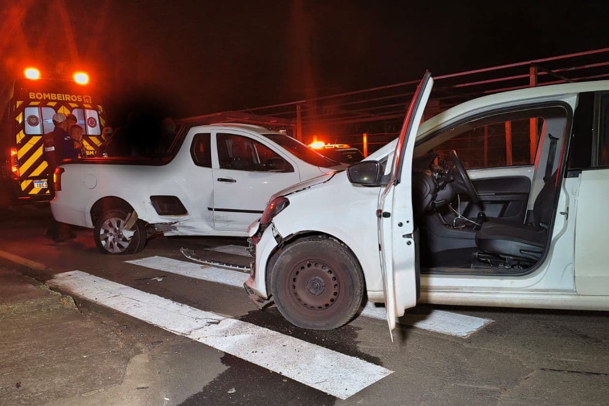 Três pessoas são atendidas após colisão entre carros em Uvaranas
