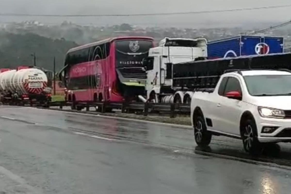 Engavetamento com três carretas e ônibus trava BR-376 em Ponta Grossa