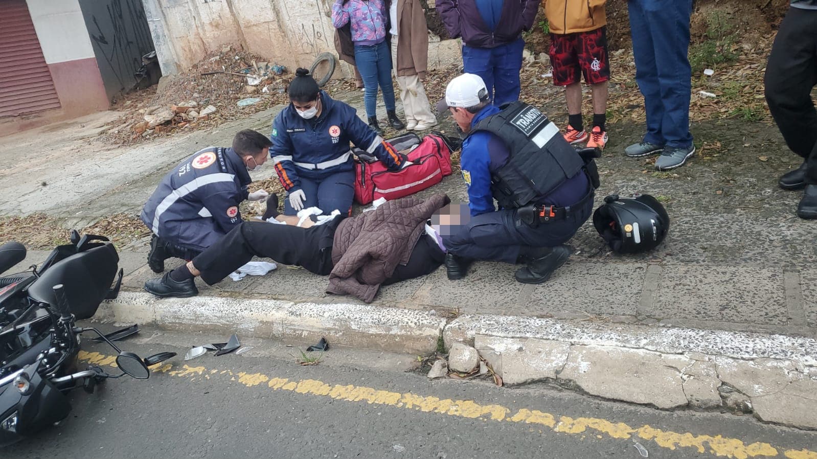 Motociclista tem suspeita de fratura após acidente com caminhonete em Ponta Grossa