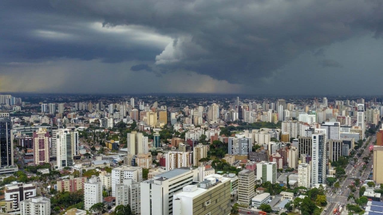 Com risco de tempestades, Paraná deve ter muita chuva até o fim de semana
