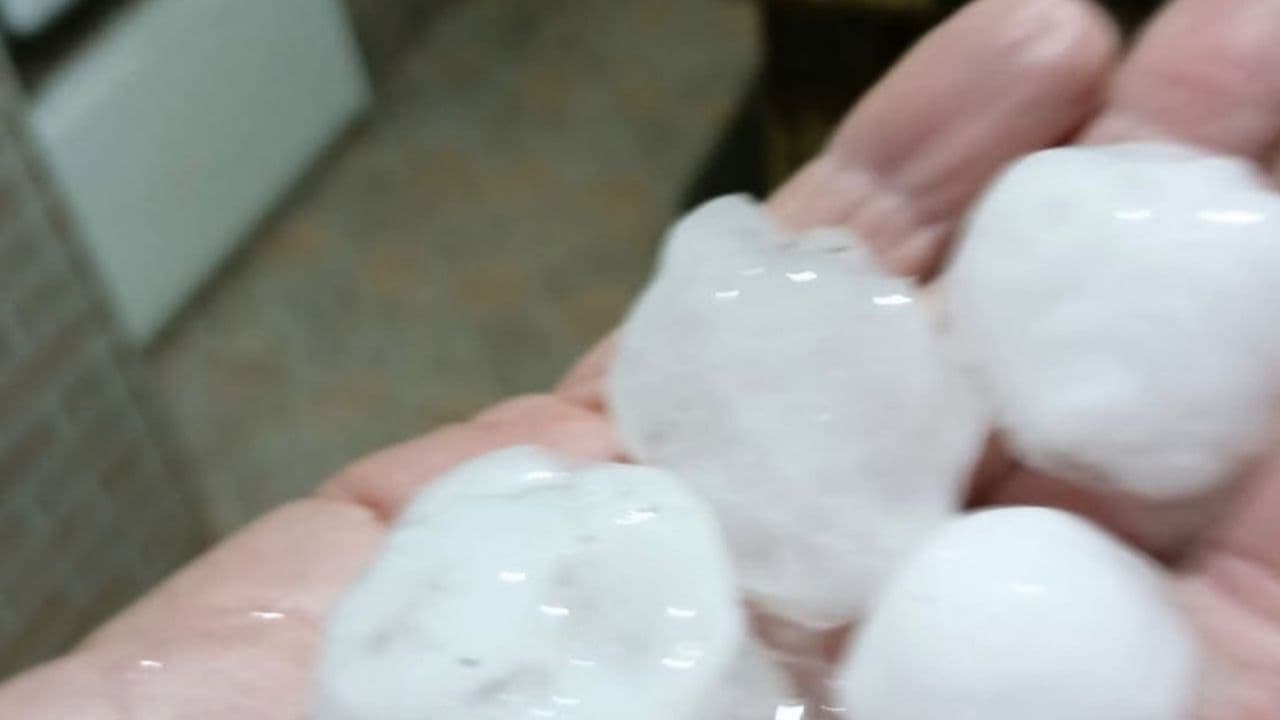 Chuva de granizo em Palmeira surpreende moradores e chega a regiões de Ponta Grossa