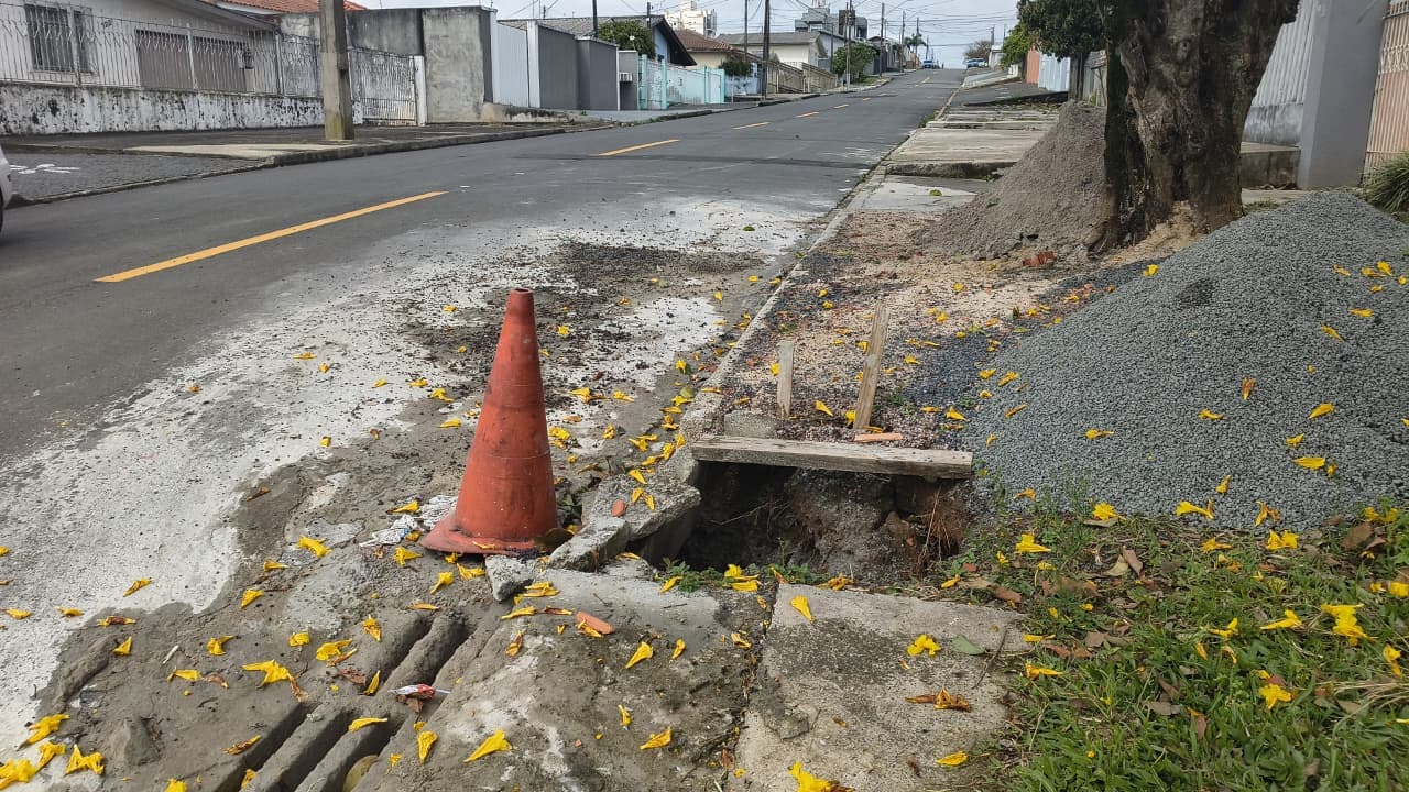 Buraco oferece risco a pedestres na Vila Liane