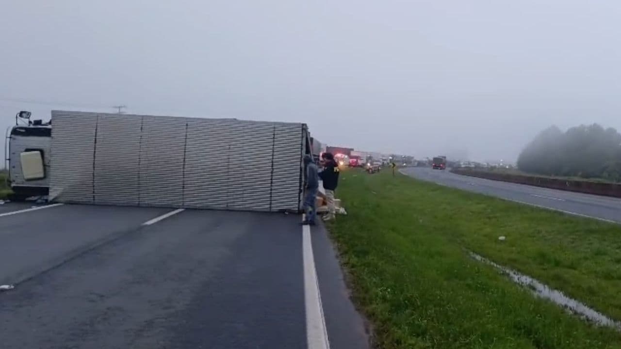 Carro na contramão provoca tombamento de caminhão e interdita BR-376 em Ponta Grossa