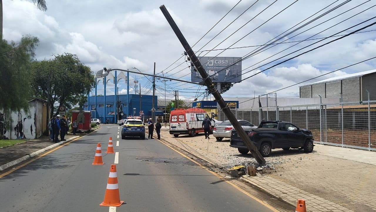 Motorista tem mal súbito e colide com poste em Ponta Grossa