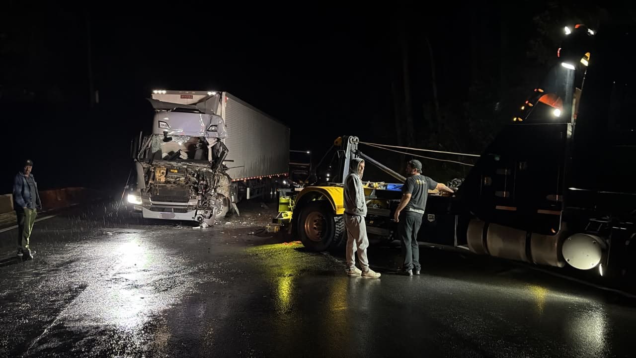 Colisão traseira deixa motorista gravemente ferido na BR-116 no Paraná