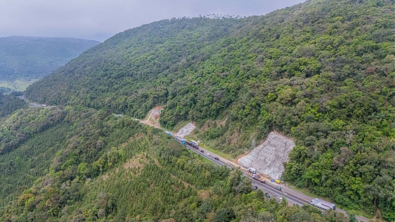 Desmoronamento interdita totalmente a BR-277 na Serra da Esperança, entre Guarapuava e Prudentópolis