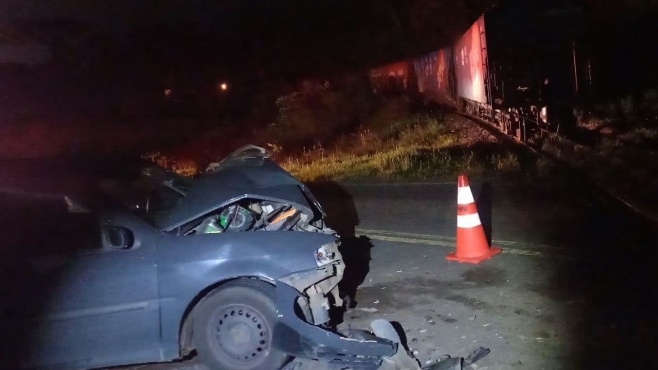 Colisão entre carro e trem deixa motorista ferido em rodovia de Teixeira Soares
