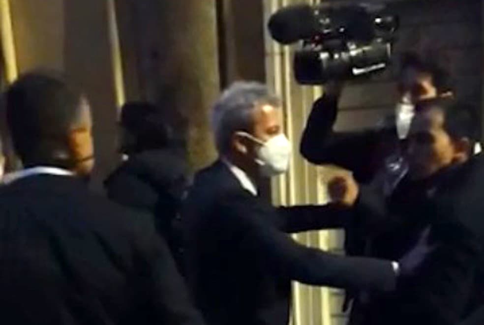 Bolsonaro hostiliza repórteres e segurança agride jornalistas, em Roma