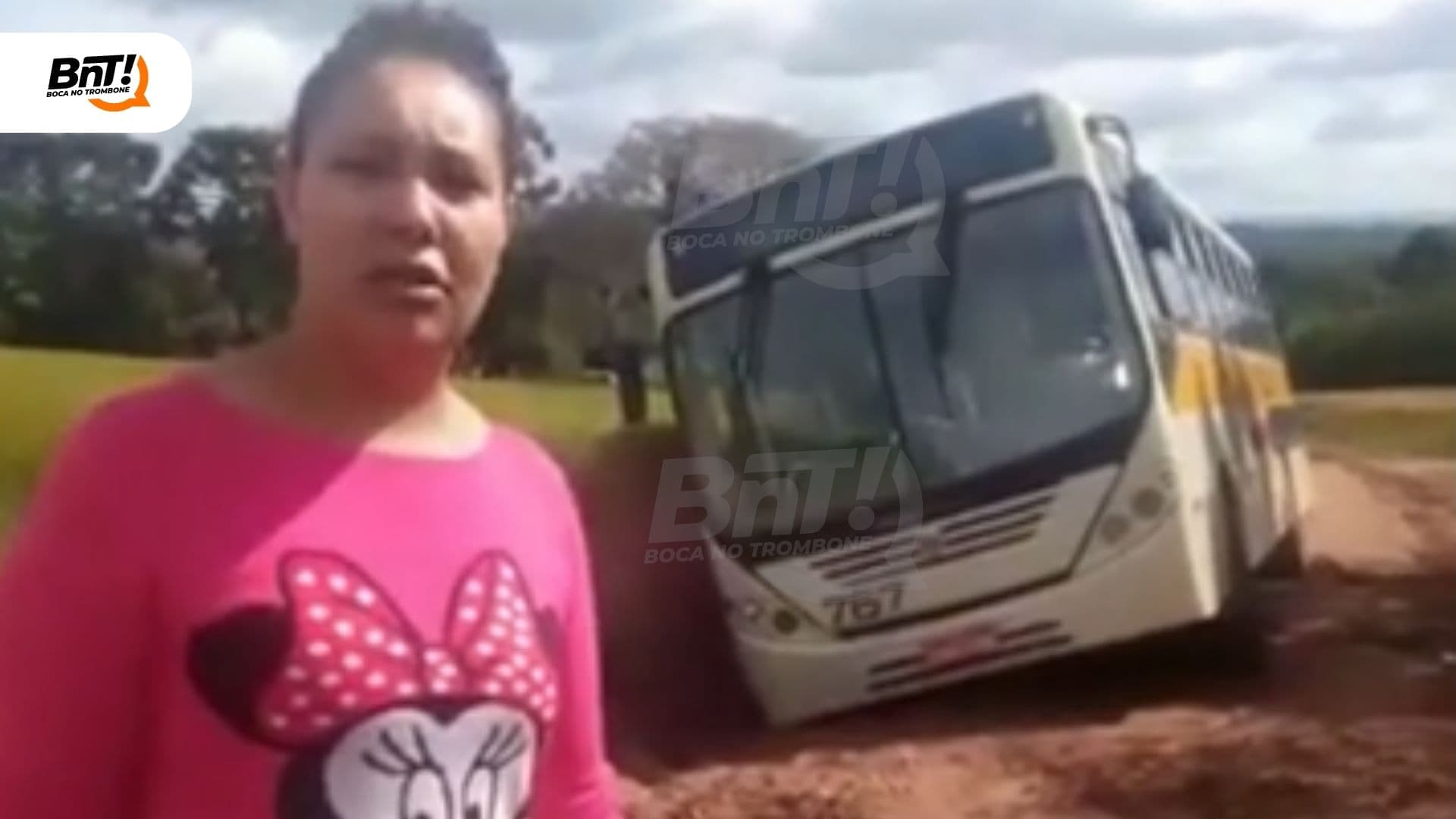 Moradores de PG pedem socorro para prefeitura depois de ônibus atolar