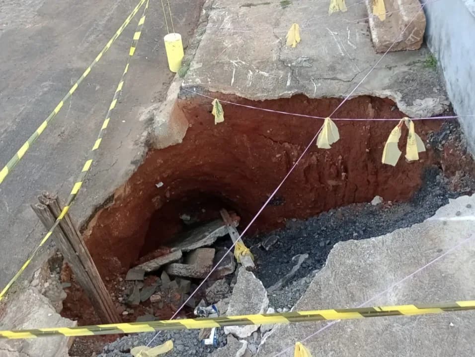 Moradores denunciam cratera que se abriu há mais de um mês devido a chuva em bairro de PG