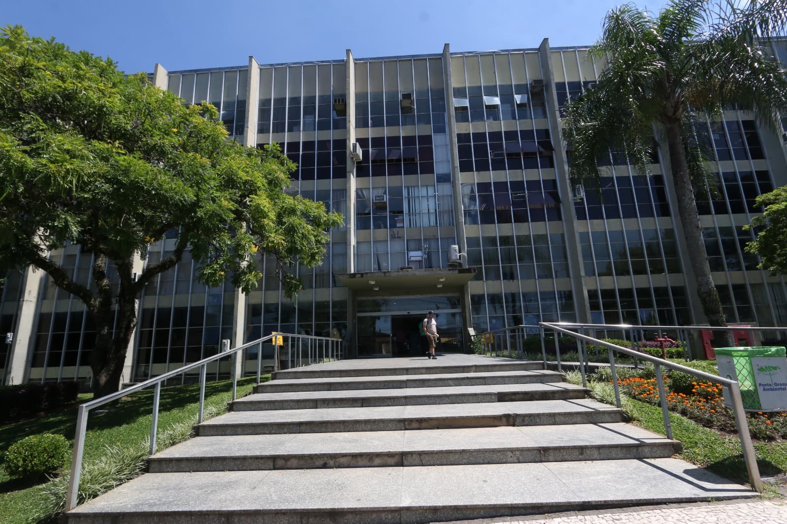 Plano de cargos começa a valer em PG com aumento salarial de servidores
