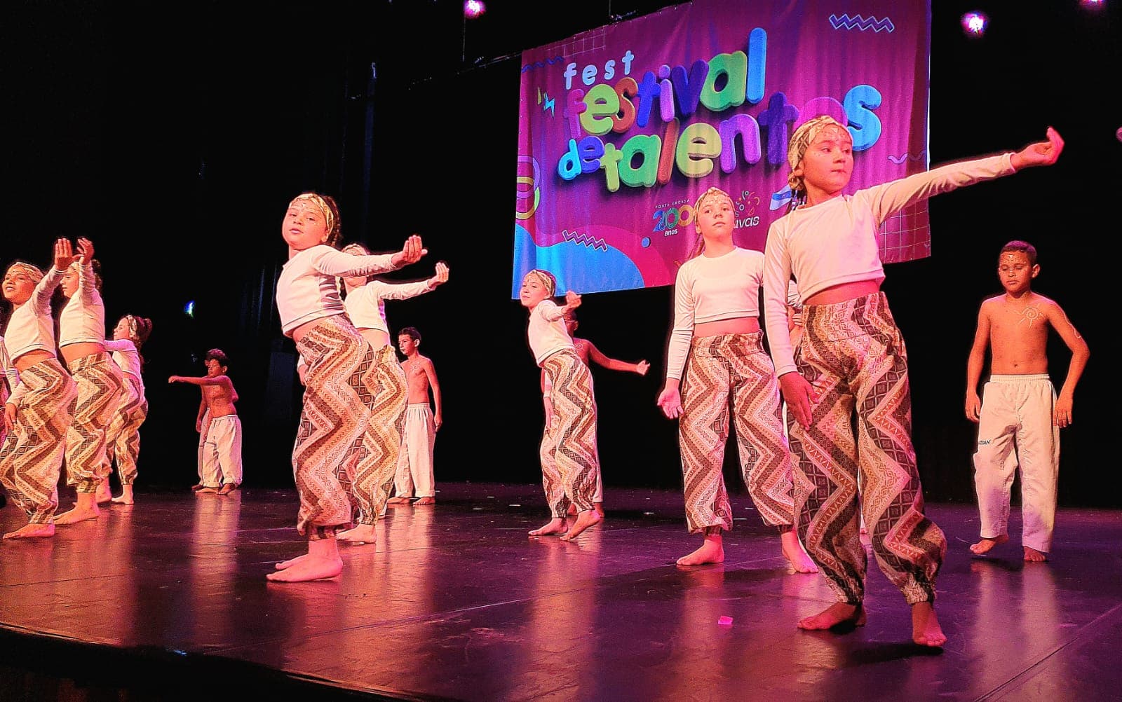 Alunos de PG apresentam seus talentos artísticos no Cine Teatro Ópera