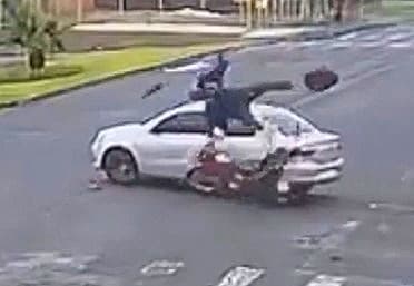 Câmeras flagram colisão entre motocicleta e veículo em avenida de Carambeí. Veja vídeo