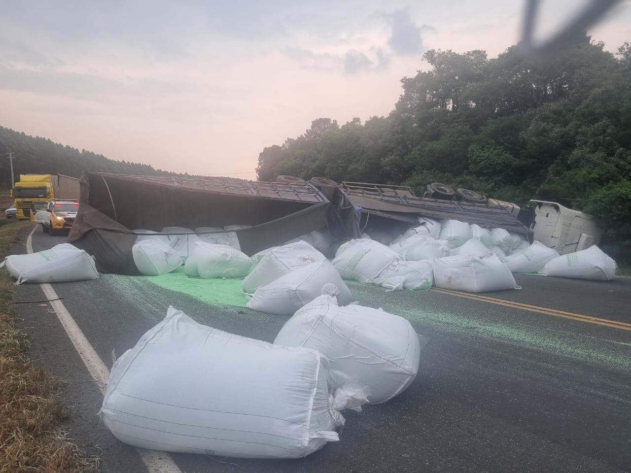 Caminhoneiro fica ferido após colisão na PR-151 entre Piraí do Sul e Jaguariaíva