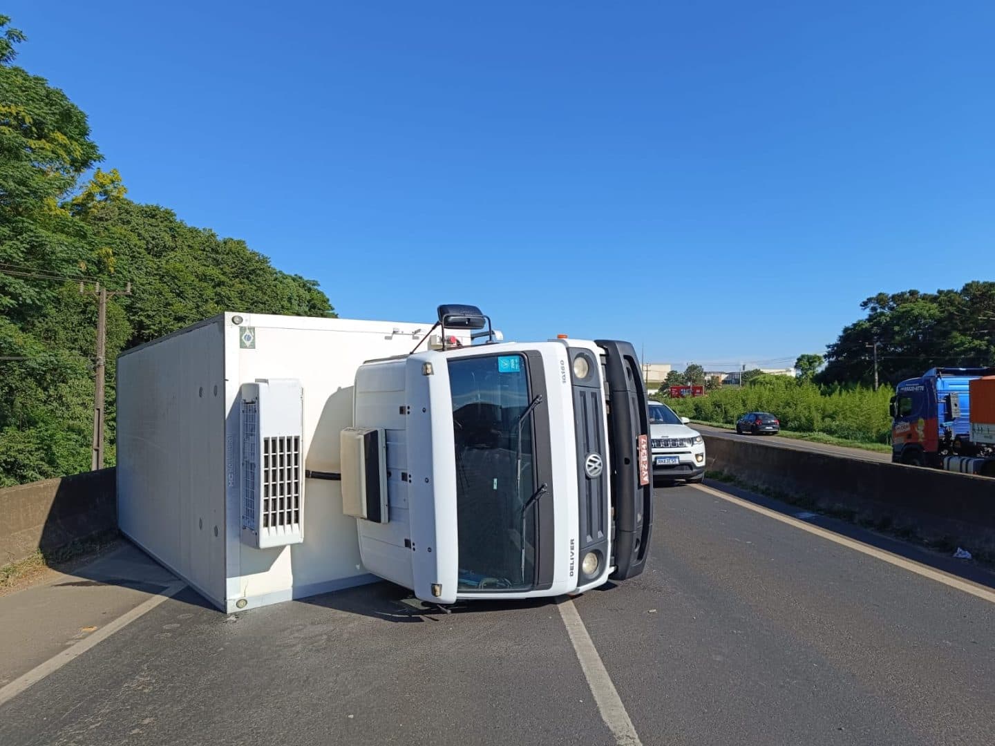 Caminhão de congelados tomba na BR-376 após levar uma “fechada”, diz motorista