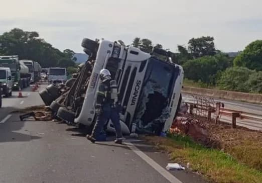 Caminhão tomba e interdita BR-376 próximo ao Parque Vila Velha