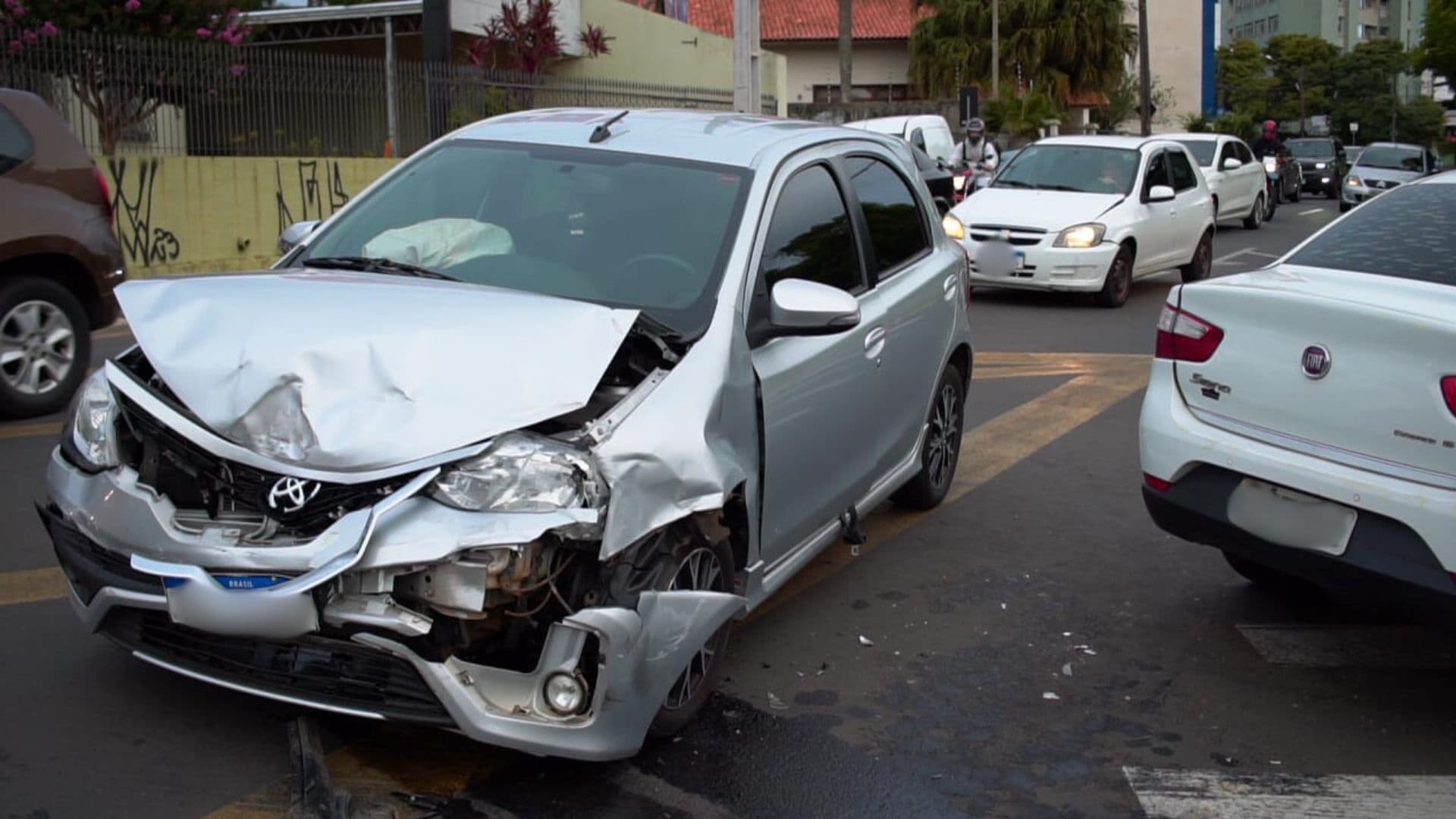 Pai e filha ficam feridos durante colisão entre carros em PG