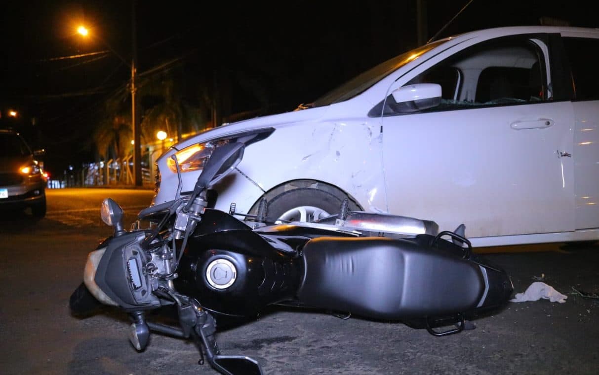 Motorista cruza preferencial, não vê motociclista e causa acidente em bairro de PG