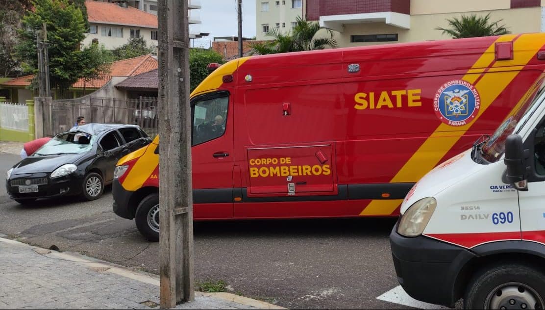 Veículo capota após ser atingido e deixa feridos em cruzamento de PG