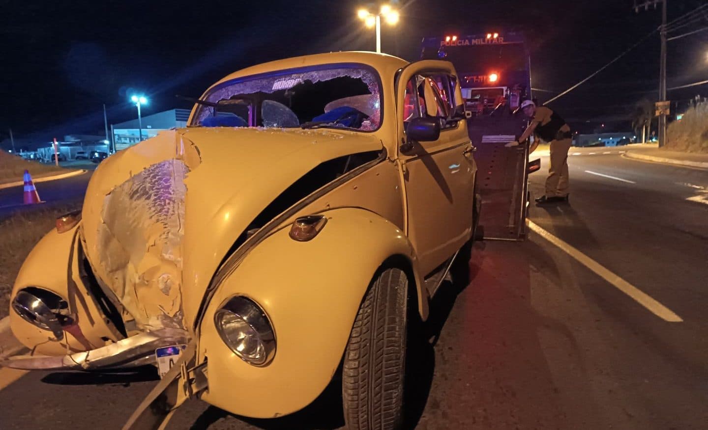 Quatro pessoas ficam feridas após fusca colidir com poste em avenida de PG