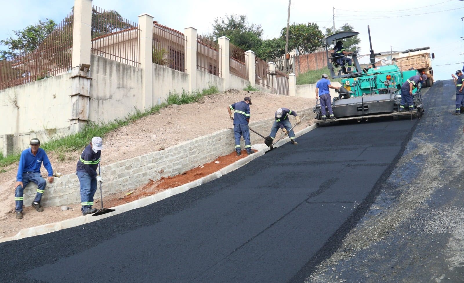 Prefeitura de PG realiza obras de pavimentação em novos trechos da Vila Coronel Cláudio
