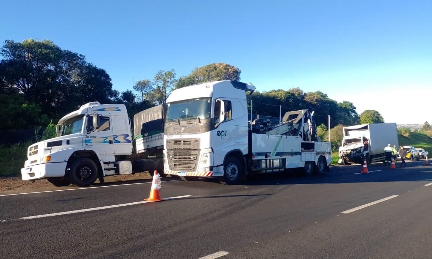 Colisão entre caminhões deixa motorista ferido na PR-151