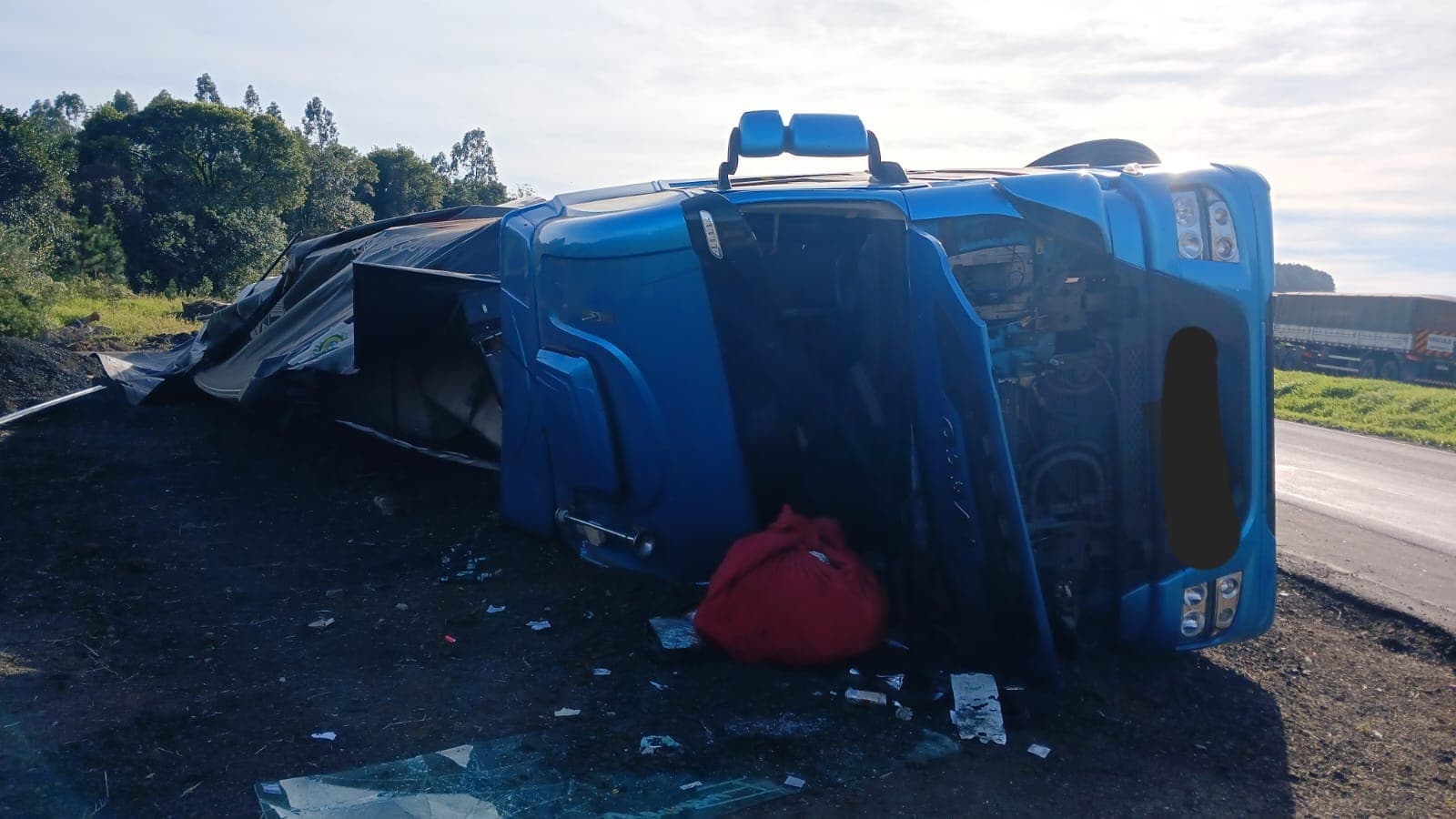Caminhoneira fica ferida após tombamento na PR-151 em Carambeí