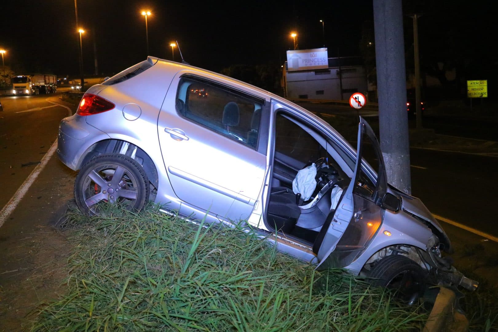 Motorista perde a direção, atinge motociclista e colide com poste na BR-376 em PG
