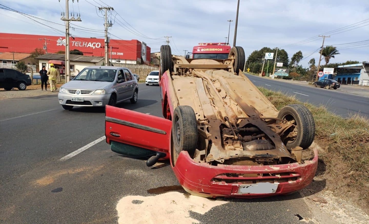 Carro capota e deixa três feridos na Avenida Souza Naves em PG