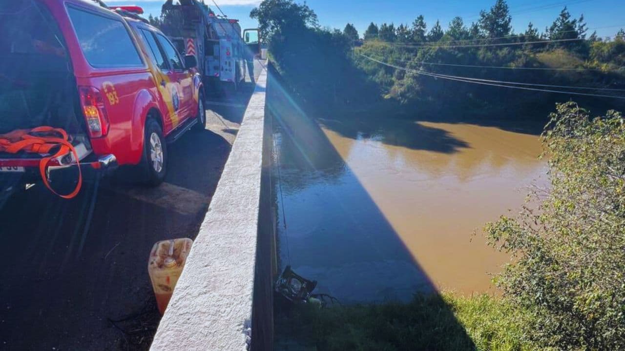 Identificada mulher que morreu após carro cair no Rio Tibagi em PG