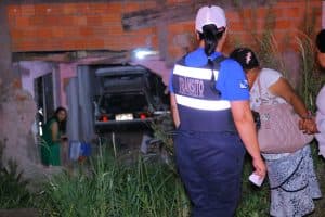 Carro invade casa em Ponta Grossa e motorista fica ferido